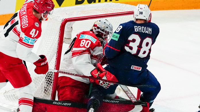 Americký hráč Patrick Brown(vpravo) sa pokúša skórovať cez dánskeho brankára Frederika Dichowa.