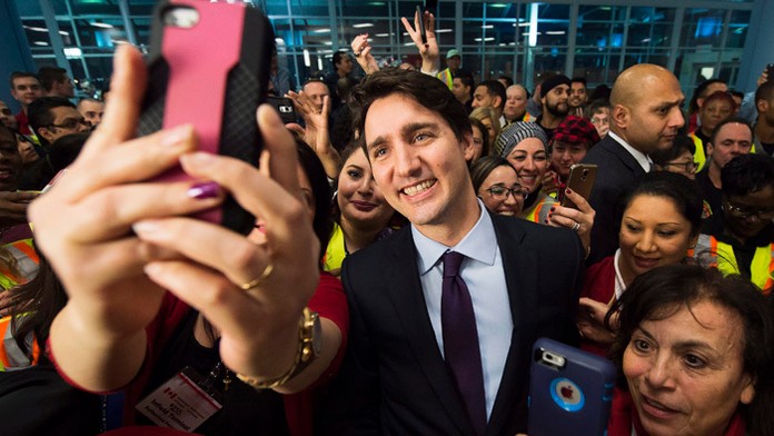Novozvolený premiér Justin Trudeau prišiel privítať sýrskych utečencov.