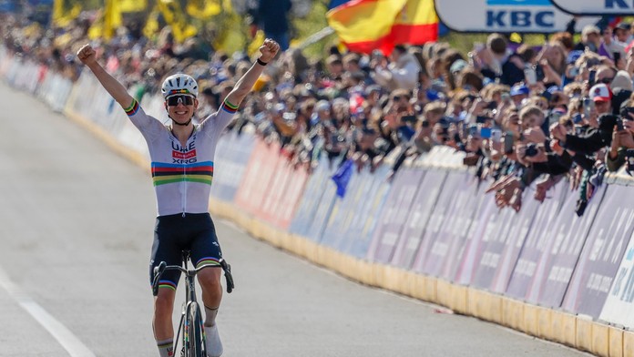 Slovinský fenomén opäť demonštroval svoju silu. Tadej Pogačar ovládol prestížne preteky v tvrdej konkurencii