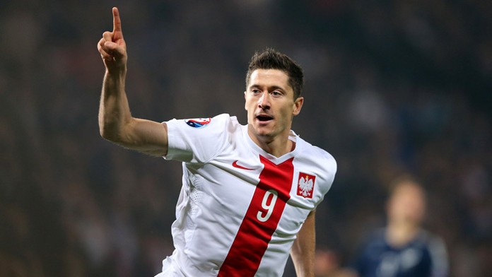 Poľský kapitán Robert Lewandowski sa teší po dôležitého gólu proti Škótsku.