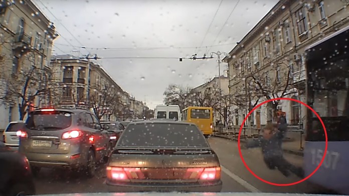 Mužovi sa stal autobus takmer osudným.