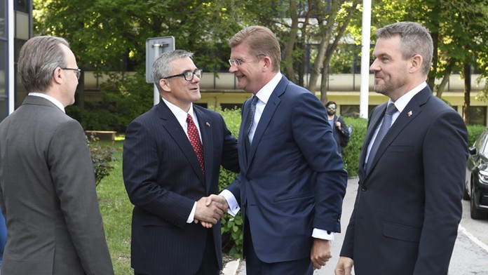 Premiér Peter Pellegrini, prezident U. S. Steel Košice Scott Buckiso (druhý zľava) a minister hospodárstva Peter Žiga.