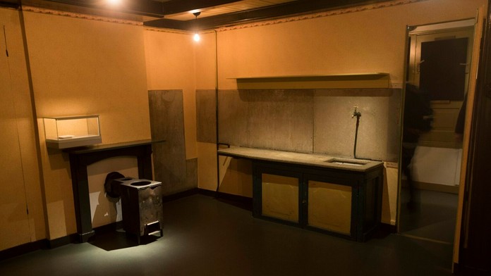 Na archívnej snímke z 21. novembra 2018 tajná prístavba počas novinárskej prehliadky vynoveného múzea Anny Frankovej.