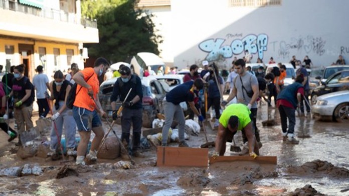 Solidarita po záplavách. Vyše 100-tisíc dobrovoľníkov pomáha vo Valencii