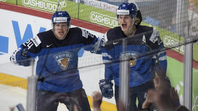 Juniori Fínska Kasperi Kapanen (vľavo) a Roope Hintz. 