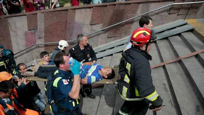 APTOPIX_Russia_Subway_Derailment215107168249.jpg
