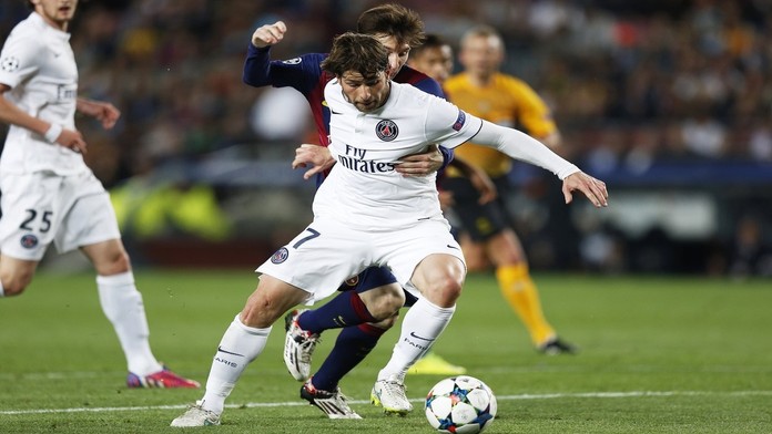 Obranca PSG Maxwell v súboji o loptu s Lionelom Messim.