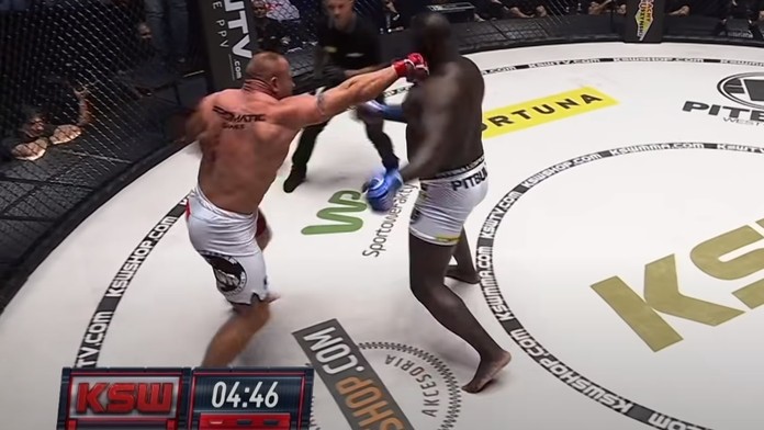 Marius Pudzianowski počas pästnej výmeny so Serignem Ousmanem Diaom.