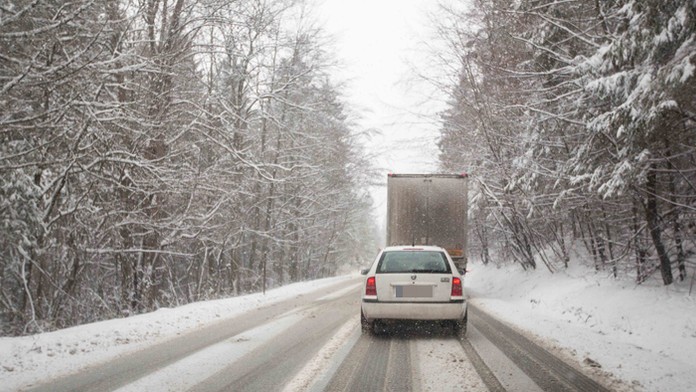 Horský priechod Šturec po hustom snežení.