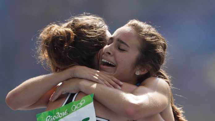 Nikki Hamblinová  a Abbey D´Agostinová v objatí po tom keď dobehli do cieľa.