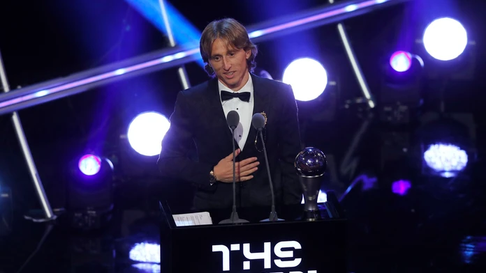 Luka Modrič z Realu Madrid si preberá cenu Futbalista roka 2018.
