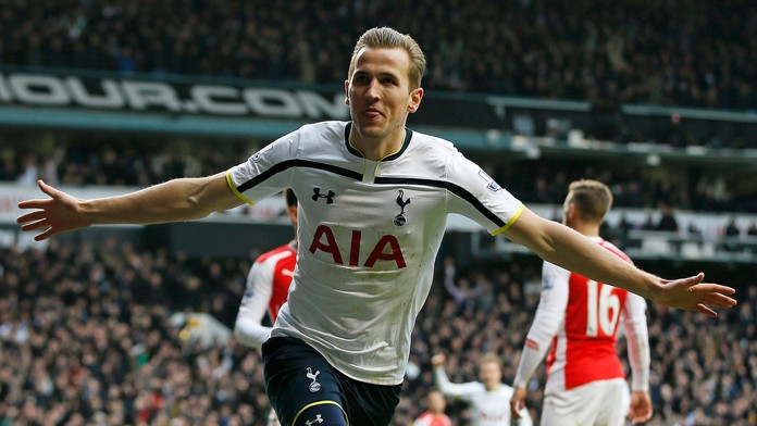 Harry Kane oslavuje druhý gól do siete Arsenalu.