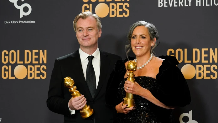 Na snímke zľava britský režisér Christopher Nolan a jeho manželka a producentka Emma Thomasová Nolanová.