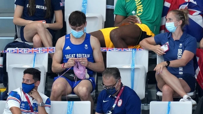 Tom Delaney štrikuje v hľadisku.