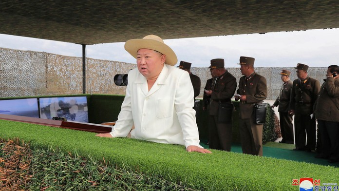 Kim Čong-un sa zúčastnil výcviku jednotiek s taktickými jadrovými zbraňami.