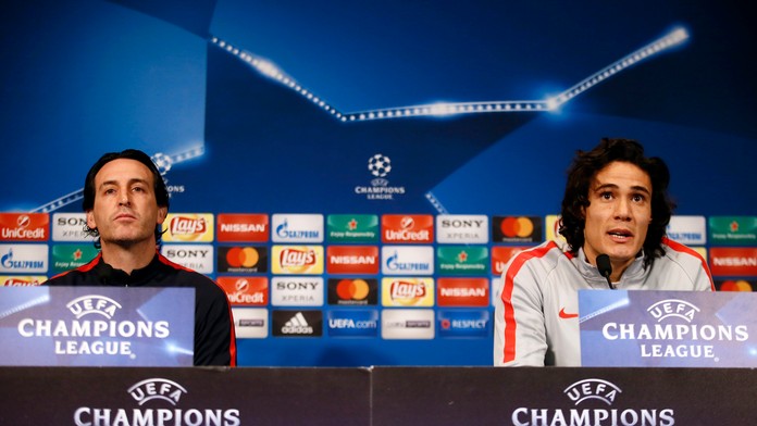 Kouč PSG Unai Emery (vľavo) a útočník klubu Edinson Cavani na tlačovej konferencii pred duelom LM proti Barcelone.