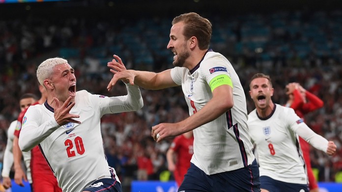 Harry Kane sa raduje so spoluhráčmi po góle do siete Dánska.