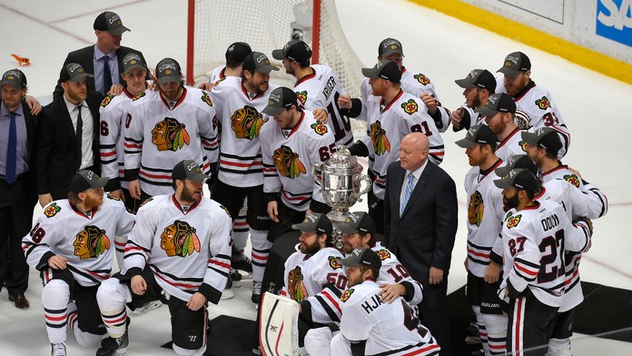 Chicago Blackhawks sa fotí s trofejou pre víťaza Západnej konferecie.