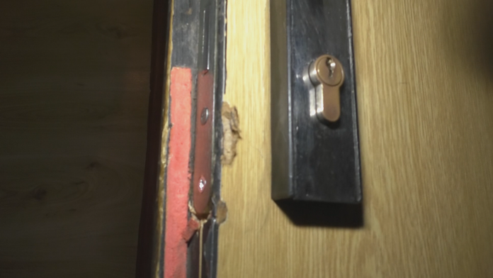 Zlodeji vykradli tri byty v bytovke v Prievidzi