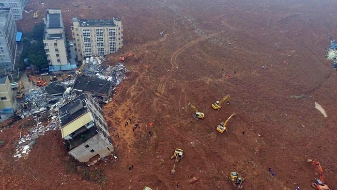 Obrovská hora bahna a stavebného odpadu sa zosunula na priemyselný park v meste Šen-čen.