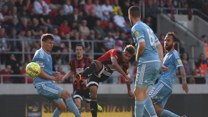 Na snímke vľavo hráč Slovana Vasiľ Božikov, hráč Trnavy Marvin Egho, ktorý strieľa gól a hráči Slovana Kenan Bajrič, Jose Nono.