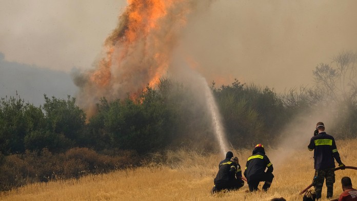 Požiarnici v Grécku. Ilustračná snímka. 