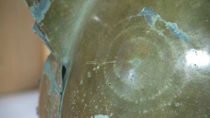 Detail bronzovej prilby.