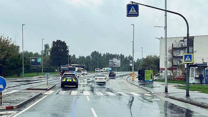 Policajné auto zrazilo ženu.