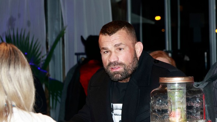 Koleno na krku, hlava na ceste. Vémola prvýkrát prehovoril o detailoch policajného zásahu