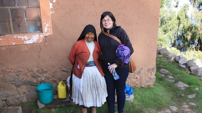 Daniela s miestnou babičkou na ostrove Amantaní na jazere Titicaca