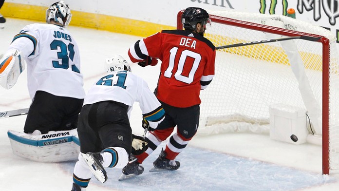 Hokejista New Jersey Devils Jean-Sebastien Dea sa teší po strelení víťazného gólu.