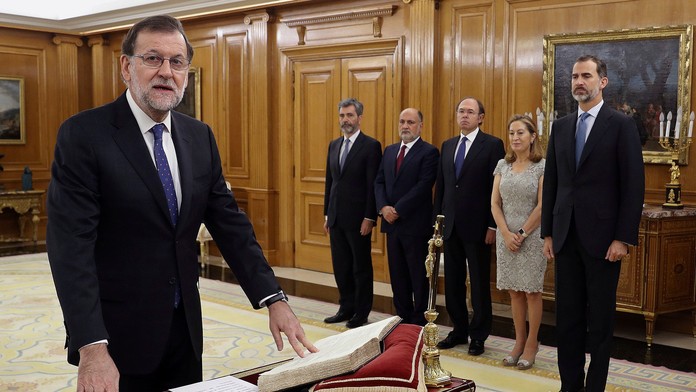 Staronový španielský premiér Mariano Rajoy skladá sľub.