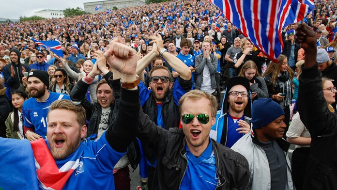 Islandskí fanúšikovia sa tešia v Reykjavíku po výhre nad Anglickom.