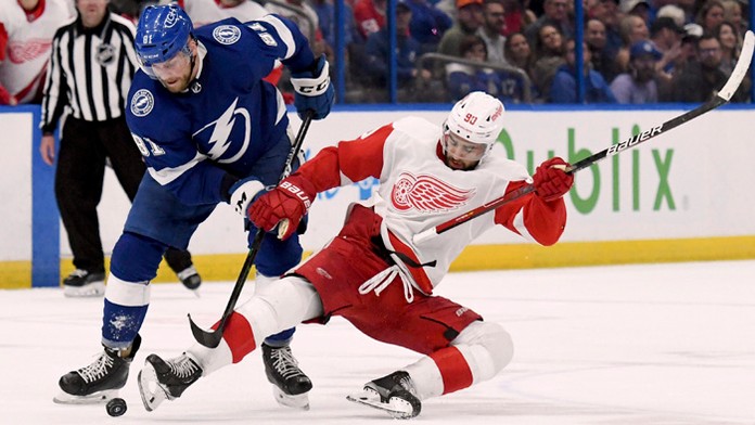 Erik Černák zaznamenal jednu asistenciu v nočnom zápase zámorskej NHL.