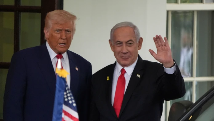 Na snímke Donald Trump (vľavo) a Benjamin Netanjahu sa vítajú pred Bielym domom.