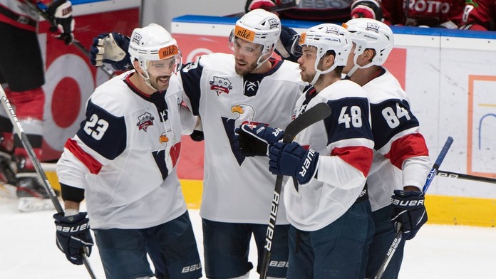 Na snímke radosť hráčov Slovana po strelení gólu.