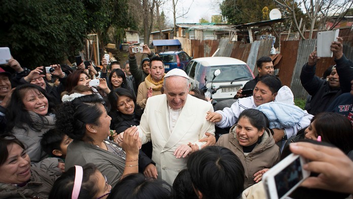 Pápež František v slume v Ríme.