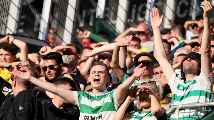 Soares z Porta oslavuje gól v EL proti Bernu.