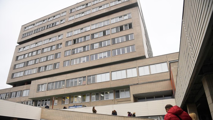 Po páde z okna piateho poschodia zomrel v prešovskej nemocnici senior. Prípad vyšetruje polícia