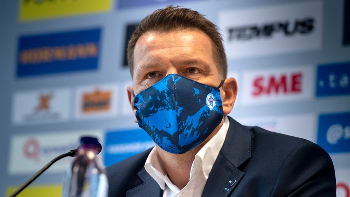 Tréner futbalovej reprezentácie Štefan Tarkovič počas tlačovej konferencie pred kvalifikačnými zápasmi proti Slovinsku a Malte.