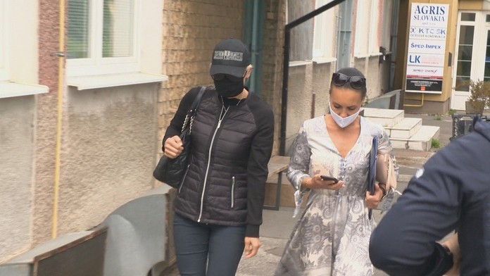 Jedna z obvinených sudkýň, Miriam Repáková s advokátkou.