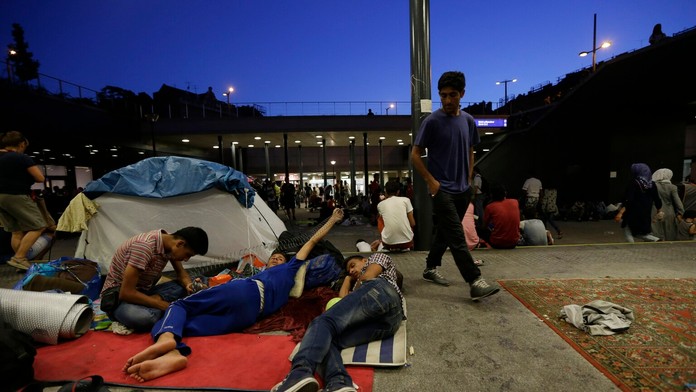 Utečenci pred stanicou oddychujú