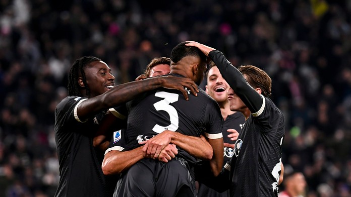 Juventus sa vďaka výhre dostal na čelo tabuľky. AC Miláno stratilo dvojgólové vedenie