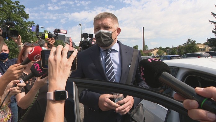 Robert Fico odchádza zo súdu. 