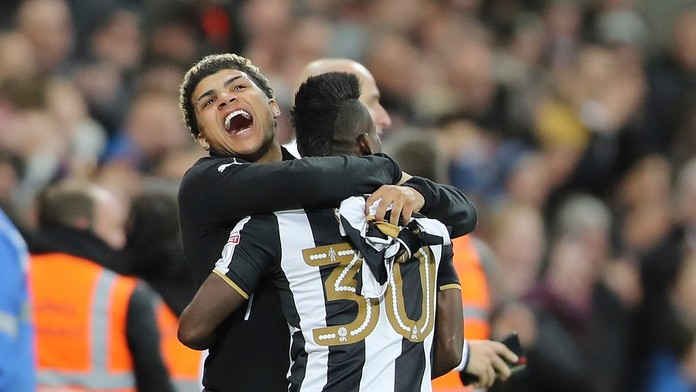 Futbalista Newcastle United Christian Atsu sa teší so spoluhráčom z návratu do najvyššej anglickej súťaže.