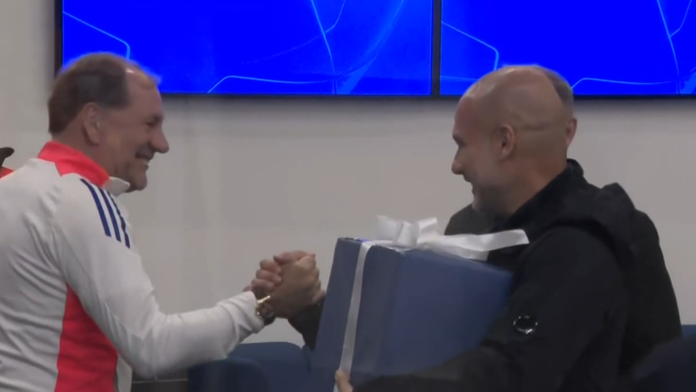 Vladimír Weiss privítal Pepa Guardiolu v Bratislave darčekom