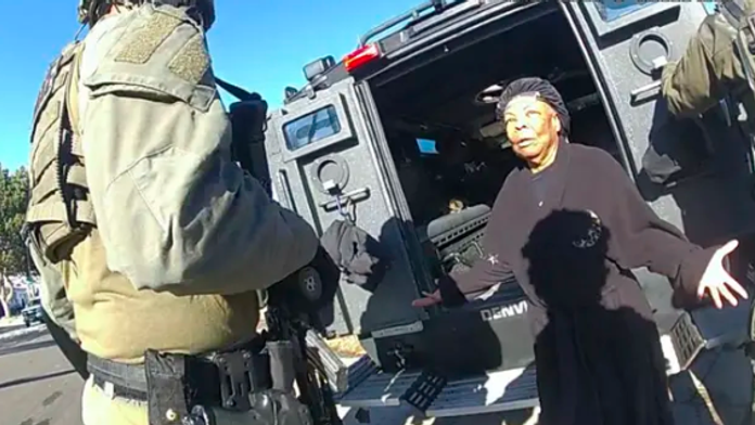 Policajti si pri razii pomýlili dom. Seniorka teraz dostane poriadne tučné odškodné