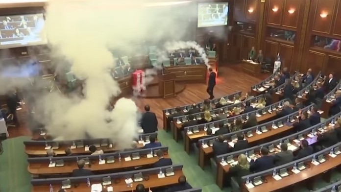 Opozičná strana opakovane použila v kosovskom parlamente slzotvorný plyn, aby zabránila hlasovaniu o dohode.