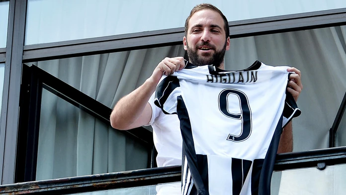 Argentínsky kanonier Gonzalo Higuaín so svojim novým dresom.