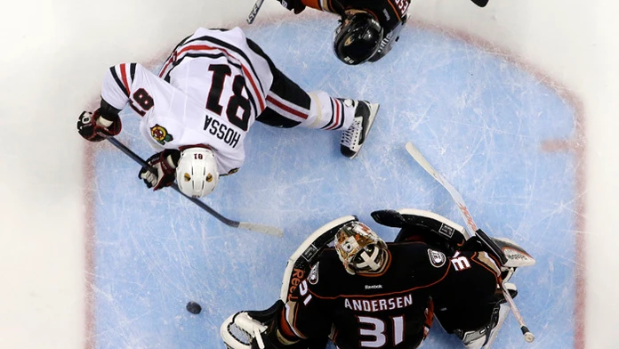 Marián Hossa strieľa na bránu bránkarovi Anaheim Ducks Frederikovi Andersenovi.